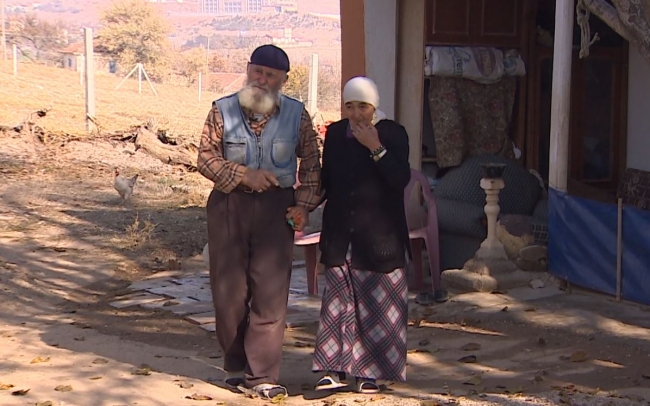 Fedakar aile yaşamını kızlarına adadı