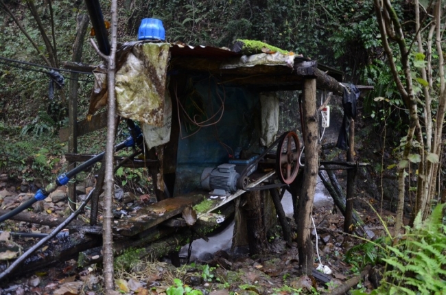 Dere kenarına kurduğu sistemle evinin elektrik ihtiyacını karşılıyor