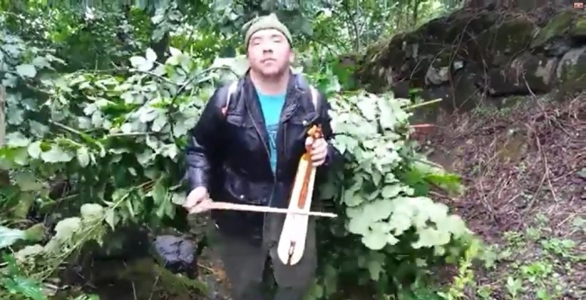 Sırtındaki yüklerle kemençe çalıyor