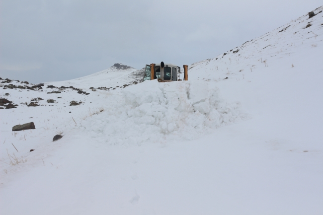 İlkbaharda 4 metrelik karla mücadele ediyorlar