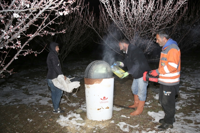 Çiftçiler sabaha kadar bahçelerinde nöbet tutuyor