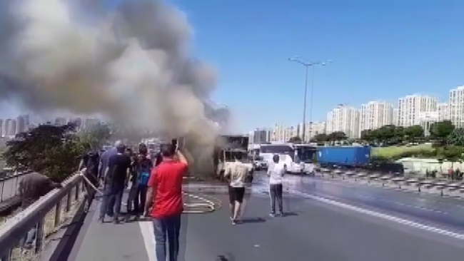 TEM Otoyolu'nda kamyonet alev alev yandı