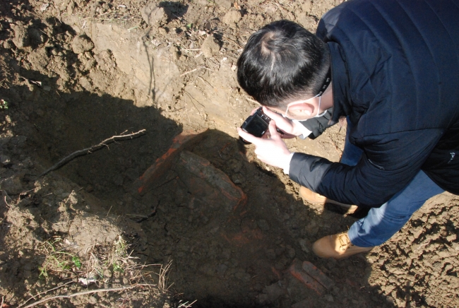 Bahçesine ağaç dikmek istedi, toprağı kazınca kerpiç yapılarla karşılaştı