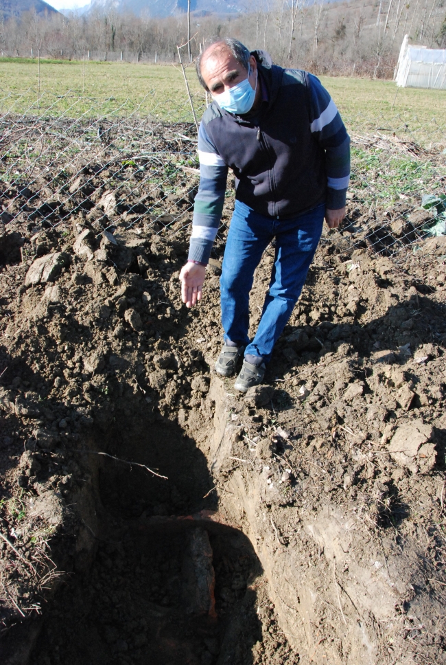 Bahçesine ağaç dikmek istedi, toprağı kazınca kerpiç yapılarla karşılaştı