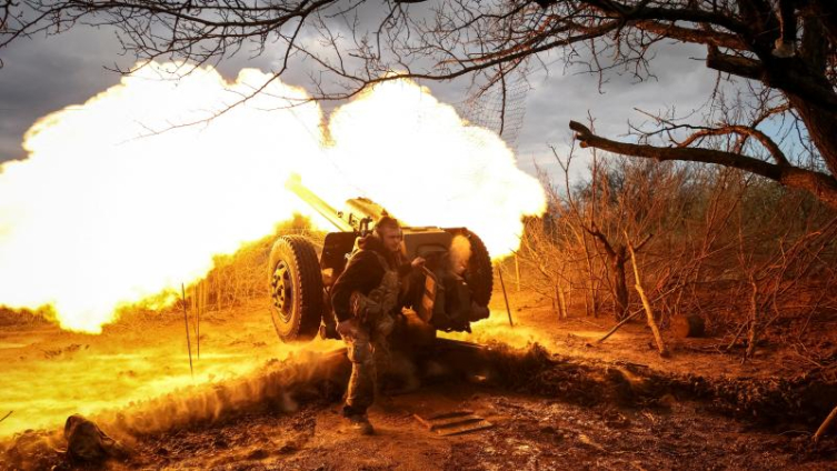Ukrayna askeri Bahmut yakınlarında obüs ateşliyor (23 Nisan 2023) | Fotoğraf: Reuters]
