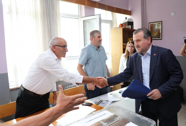 Siyasiler de sandık başına gitti