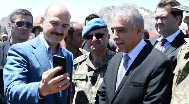 Bakan Soylu, Çukurca'da Özel Harekat polislerini ziyaret etti