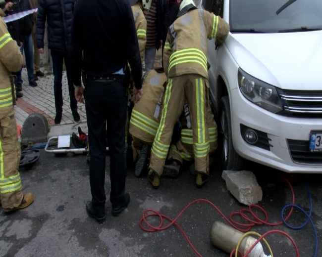 El freni çekilmemiş aracın altında kaldı