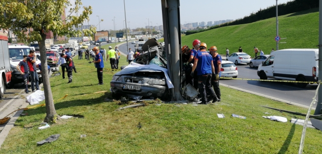 İstanbul'da feci kaza: Otomobilde sıkışan sürücü öldü