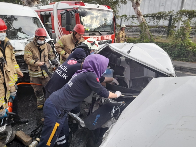 Bakırköy'de 3 araç kazaya karıştı: 4 yaralı