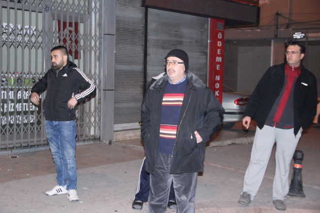 Alkollü sürücü otomobiliyle baklava dükkanına girdi