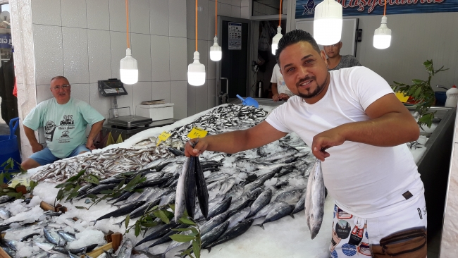 Balıkçıların yüzünü tatilciler güldürdü