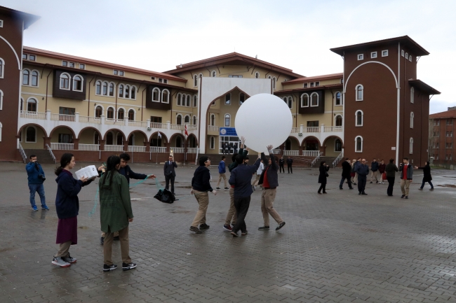 Uzay balonu Afrin şehitleri için havalandı