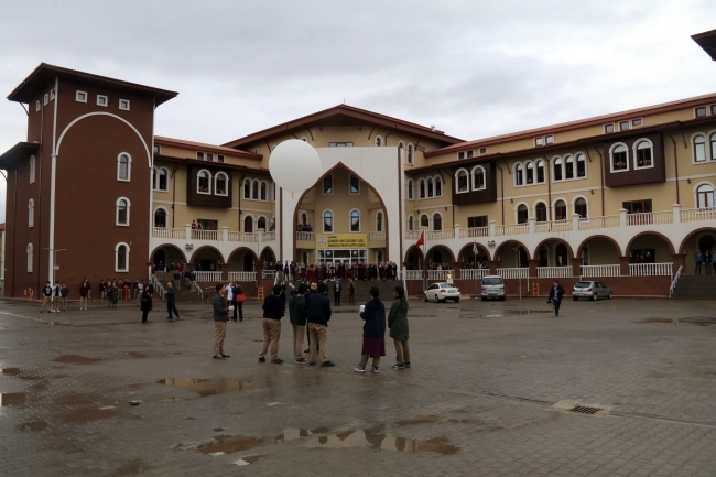 Uzay balonu Afrin şehitleri için havalandı