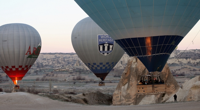 Kapadokya'da balon uçuşlarını eğitimli ekipler sağlıyor