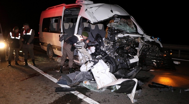 Fenerbahçe-Akhisar maçından dönen taraftar minibüsü kaza yaptı