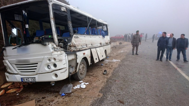 Maden işçilerini taşıyan servis ile tır çarpıştı