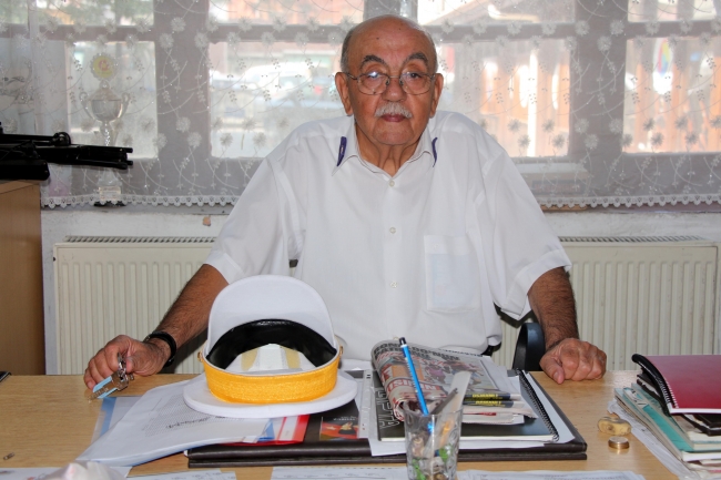 80 yaşındaki Süreyya Akkaş bando takımına şeflik yapıyor