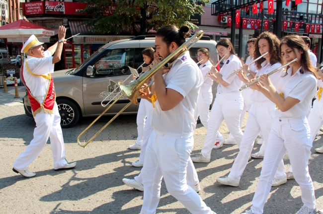 80 yaşındaki Süreyya Akkaş bando takımına şeflik yapıyor