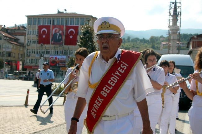 80 yaşındaki Süreyya Akkaş bando takımına şeflik yapıyor
