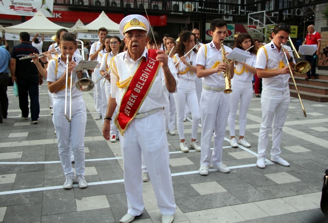 80 yaşındaki Süreyya Akkaş bando takımına şeflik yapıyor