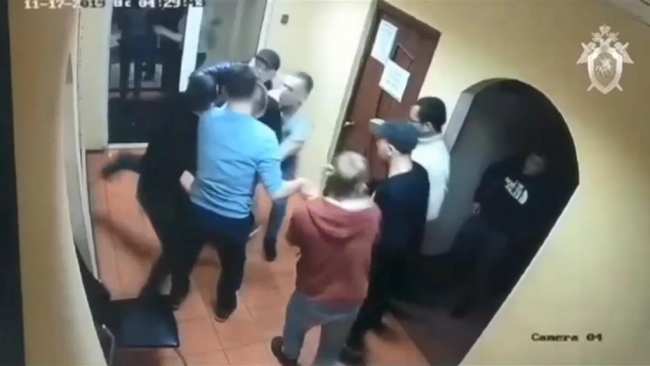 Bardan kovulan alkollü adam, pompalı ile dehşet saçtı