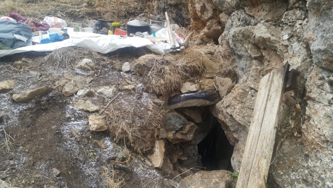 Van'da PKK'ya ait 2 barınak ve malzemeler ele geçirildi