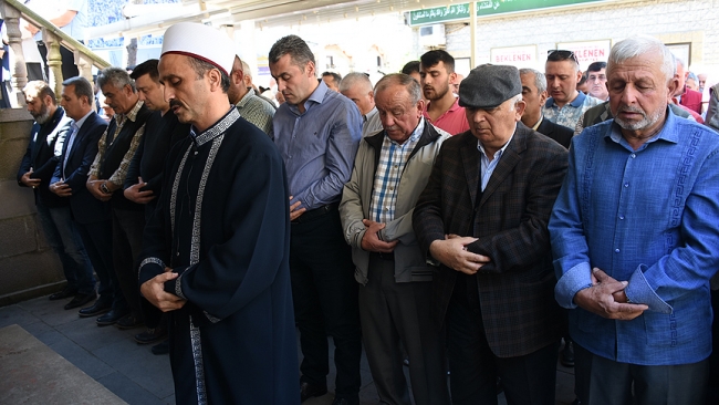 Şehit Filistinliler için sela okundu, gıyabi cenaze namazı kılındı