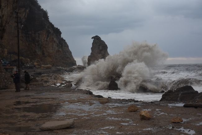 Fırtına yıktı geçti: Tekneler alabora oldu, direkler yıkıldı