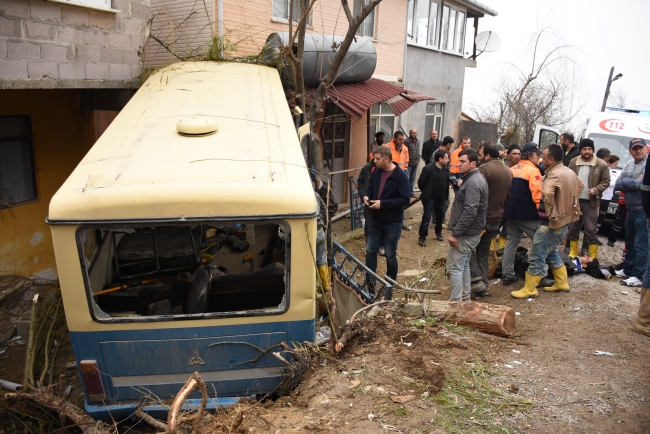 Bartın'da kontrolden çıkan minibüs eve çarparak durdu: 17 yaralı