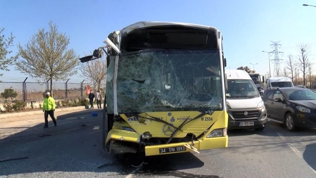 İETT otobüsü park halindeki midibüse çarptı: 1 yaralı