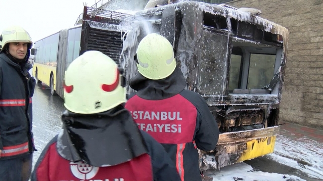 Başakşehir'de seyir halindeki yolcu otobüsünde yangın