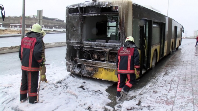 Başakşehir'de seyir halindeki yolcu otobüsünde yangın