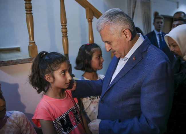 Başbakan Yıldırım, sevgi evinde kalan çocukları ziyaret etti