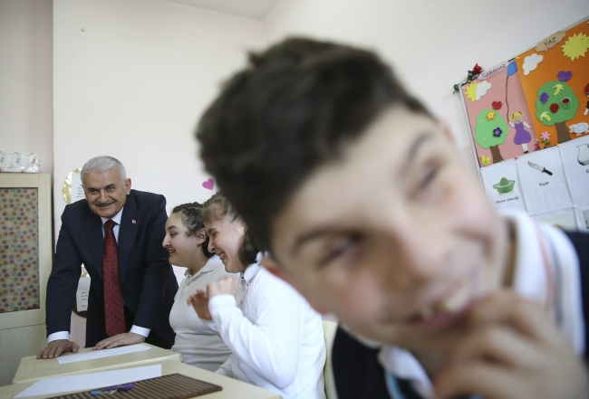 Başbakan Yıldırım, görme engelli öğrencileri ziyaret etti