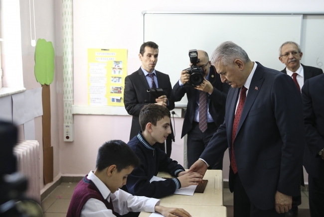 Başbakan Yıldırım, görme engelli öğrencileri ziyaret etti