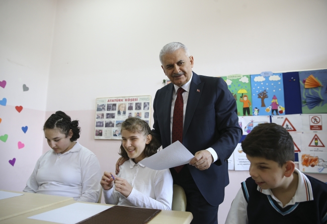 Başbakan Yıldırım, görme engelli öğrencileri ziyaret etti