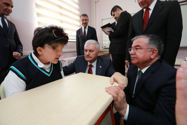 Başbakan Yıldırım, görme engelli öğrencileri ziyaret etti