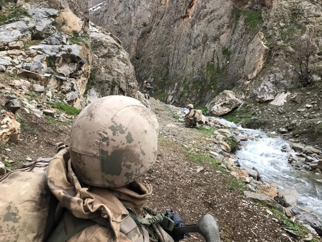 Başkale'de teröristlerin tuzakladığı patlayıcılar imha edildi