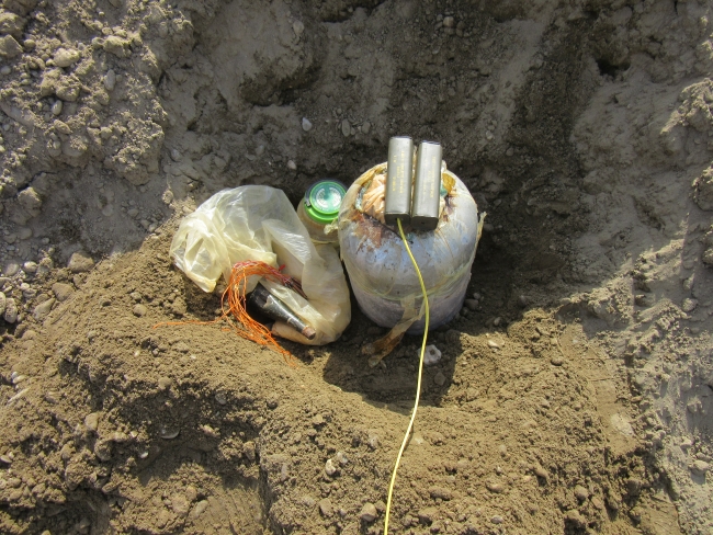 Yola tuzaklanan patlayıcının imhasıyla olası facianın önüne geçildi