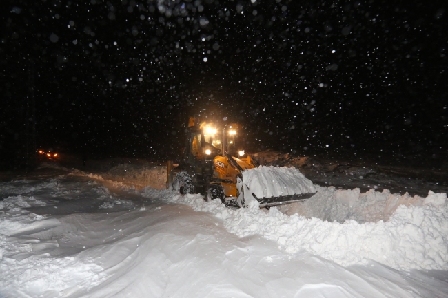 Yollarda mahsur kalanların imdadına ekipler yetişti