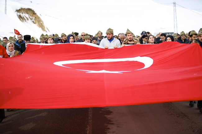 Bayburtlular Kop Dağı'nda şehitler için yürüdü