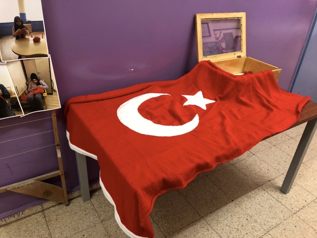 Öğrenci ve öğretmenlerden Mehmetçiğe el örgüsü Türk bayrağı