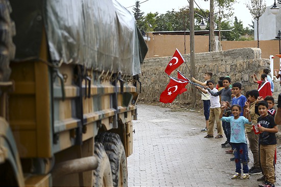 Reyhanlı'da vatandaşlardan Mehmetçik'e sevgi gösterisi
