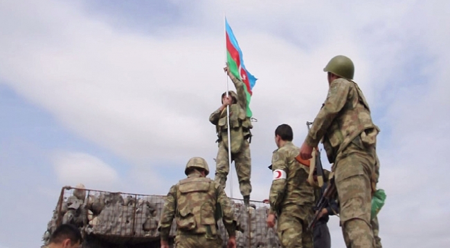 Azerbaycan'ın Milli Kahramanı İbrahimov'un şehit olduğu mevziye Azerbaycan bayrağı dikildi