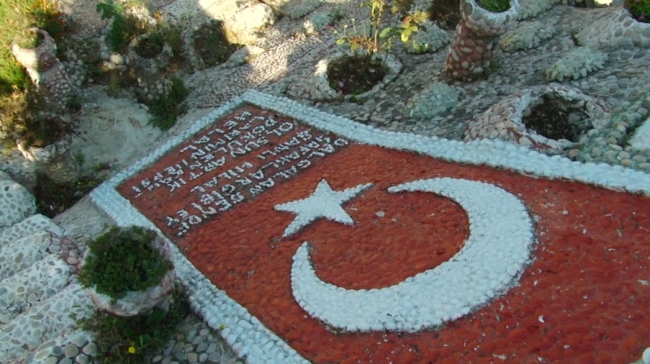 Sakarya'da emekli imam milli duyguları taşlarla sokağa işledi