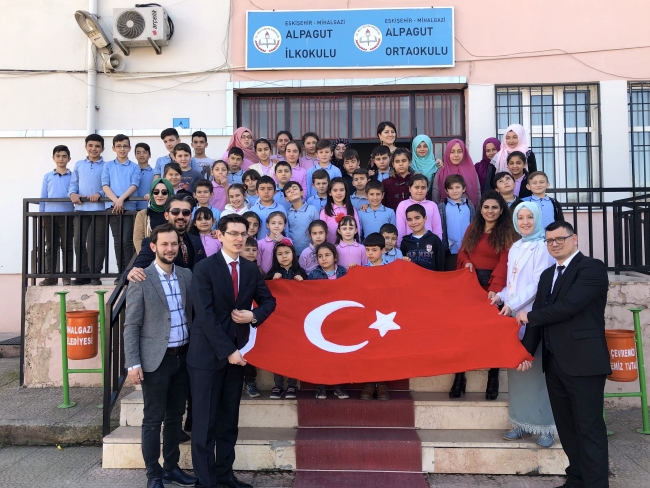Öğrenci ve öğretmenlerden Mehmetçiğe el örgüsü Türk bayrağı