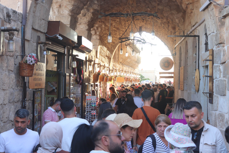 Midyat'a turist akını: Günde 10 bin kişi ziyaret ediyor