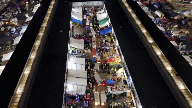 Pazar esnafı gece yarısı hale akın etti