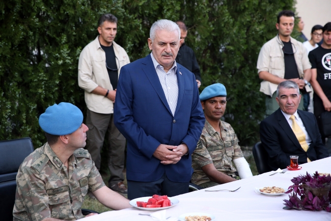 Başbakan Yıldırım komando bölüğü ile bayramlaştı